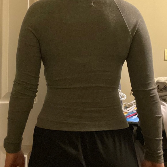 Long sleeve v neck tshirt in grey - Picture 2 of 2
